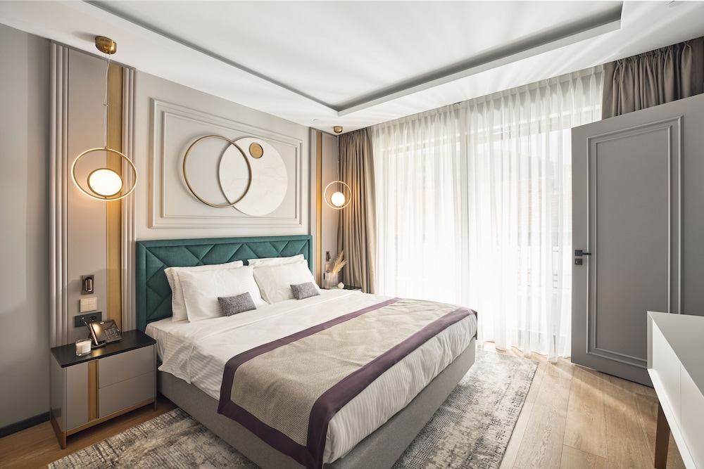 Deluxe Suite, Partial Sea View