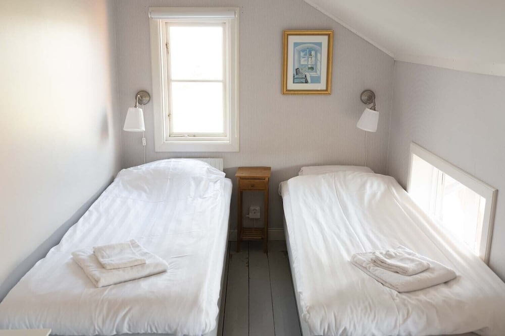 Basic Twin Room, Shared Bathroom photo 2