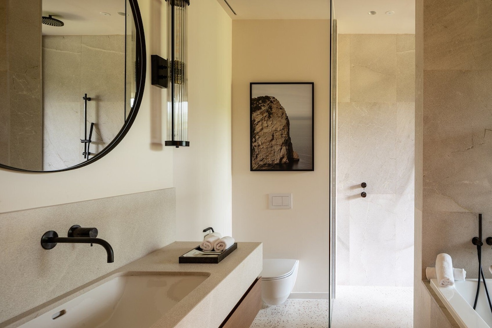 Room, 1 King Bed (Double Balconies) - Photo 11