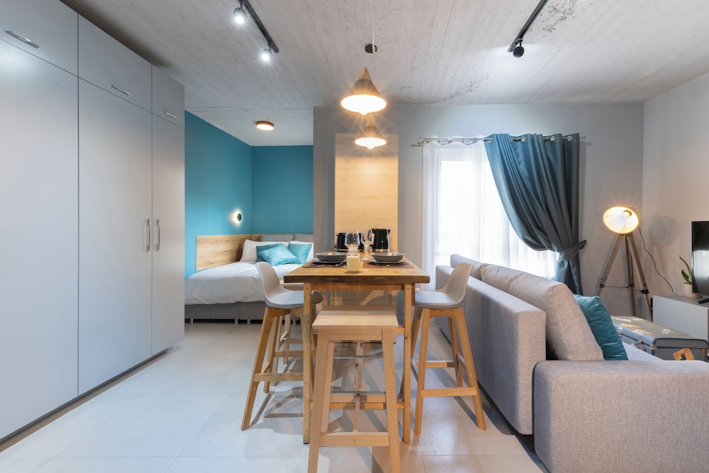 Design Studio Suite, Kitchen, Courtyard View photo 3