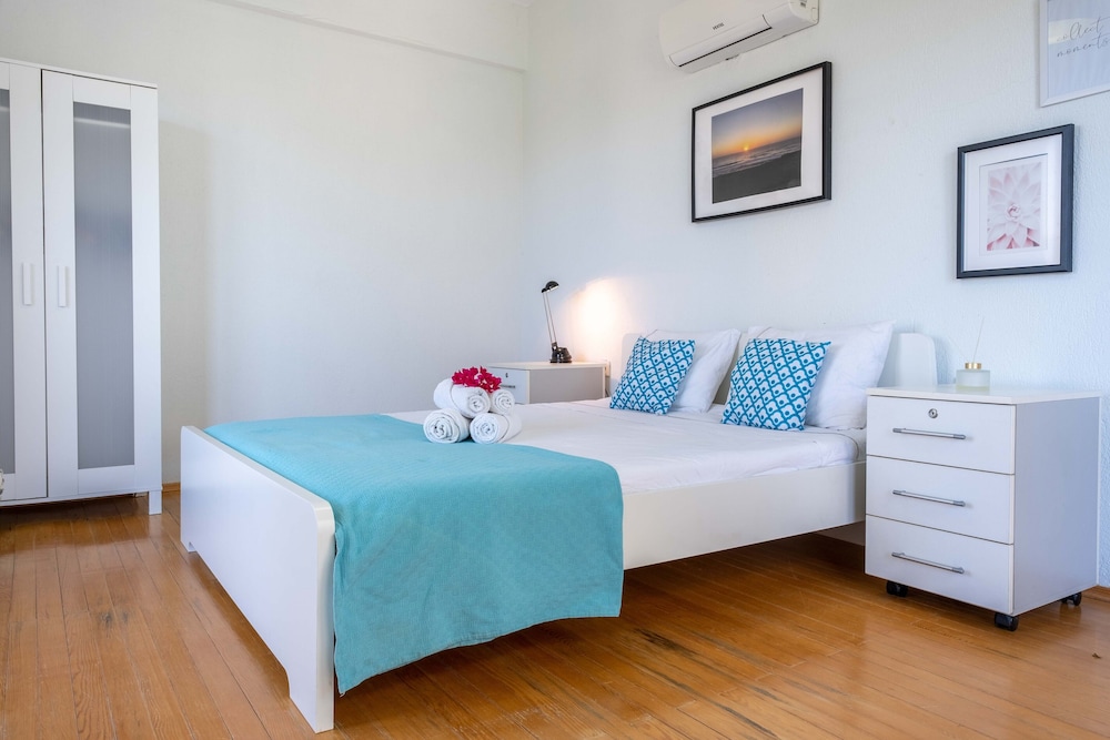 Myra - Duplex 3 Bed Apartment with Pool and 2 Showers thumbnail 6