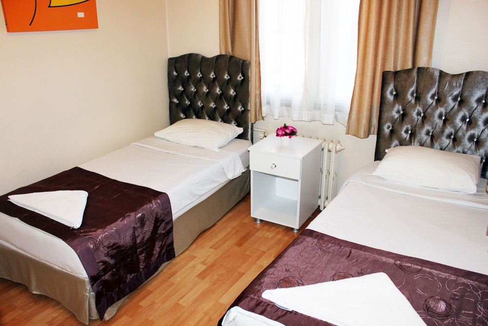 Twin Room with Shared Bathroom photo 2