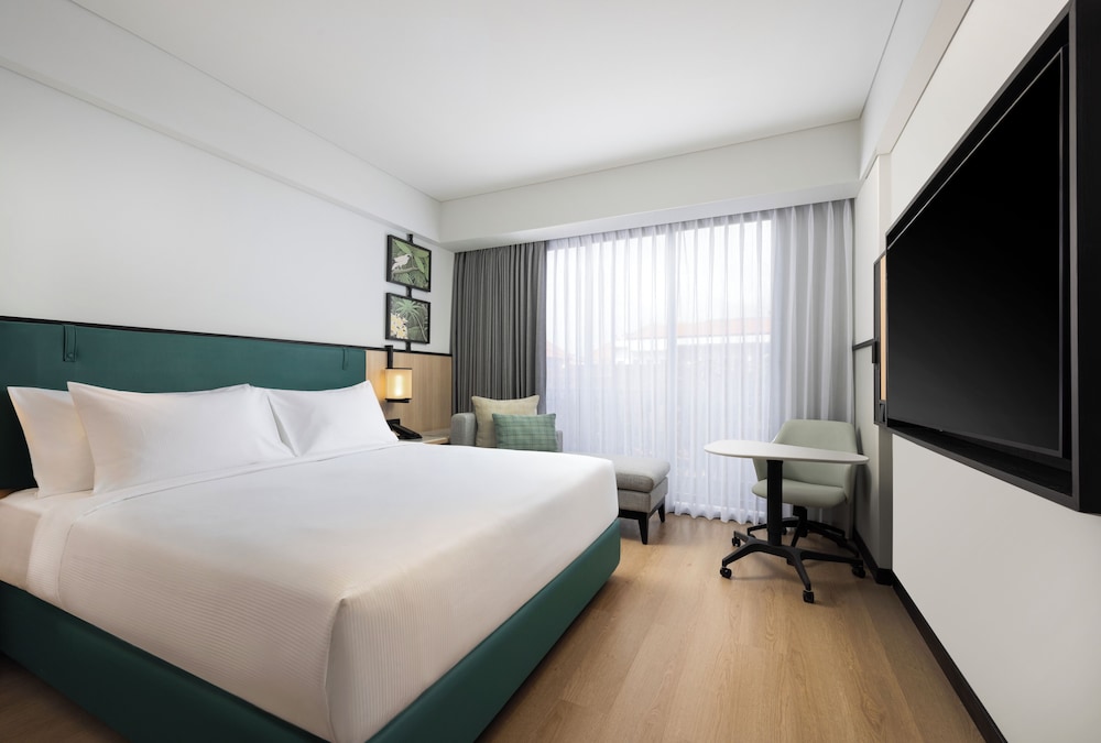 King Guest Room with Balcony photo 2