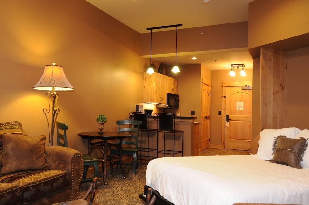 Superior Room, 1 Queen Bed photo 2