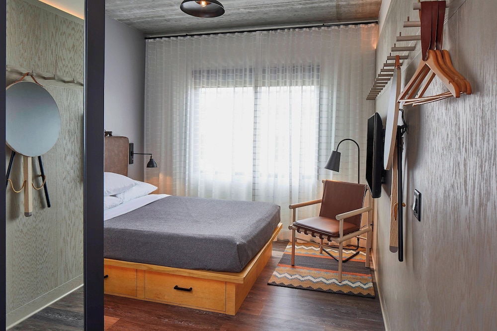 Room, 1 Queen Bed (Mobility Accessible, Tub) photo 2