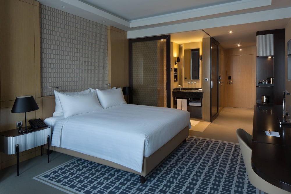 Deluxe Room, 1 King Bed photo 2