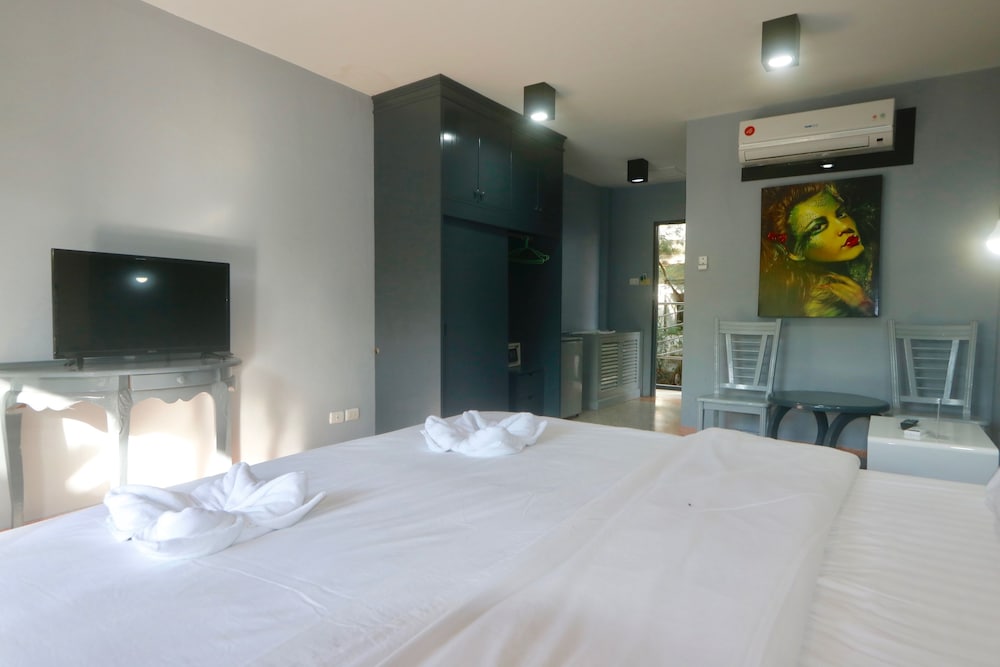 Deluxe Room, 1 King Bed, Balcony, Pool View photo 2