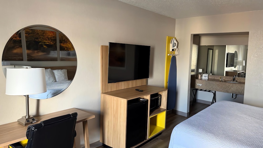 Suite, 1 King Bed, Jetted Tub photo 3