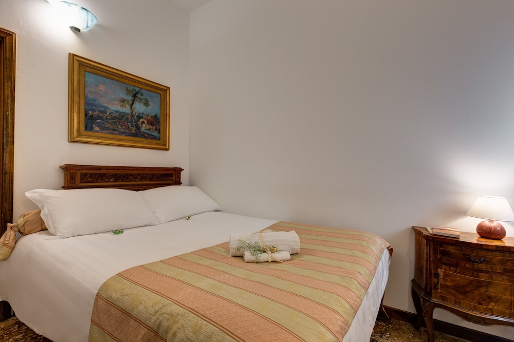 Economy Double Room with Shared Bathroom photo 1
