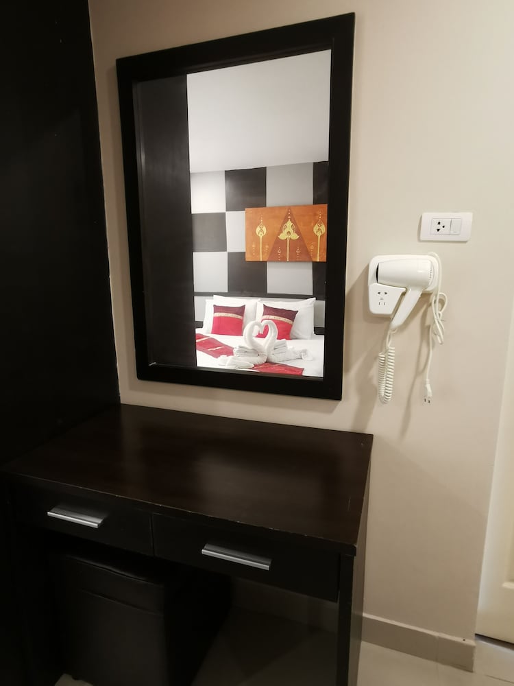Deluxe Double or  Twin with Breakfast and Airport Transfer - Photo 11
