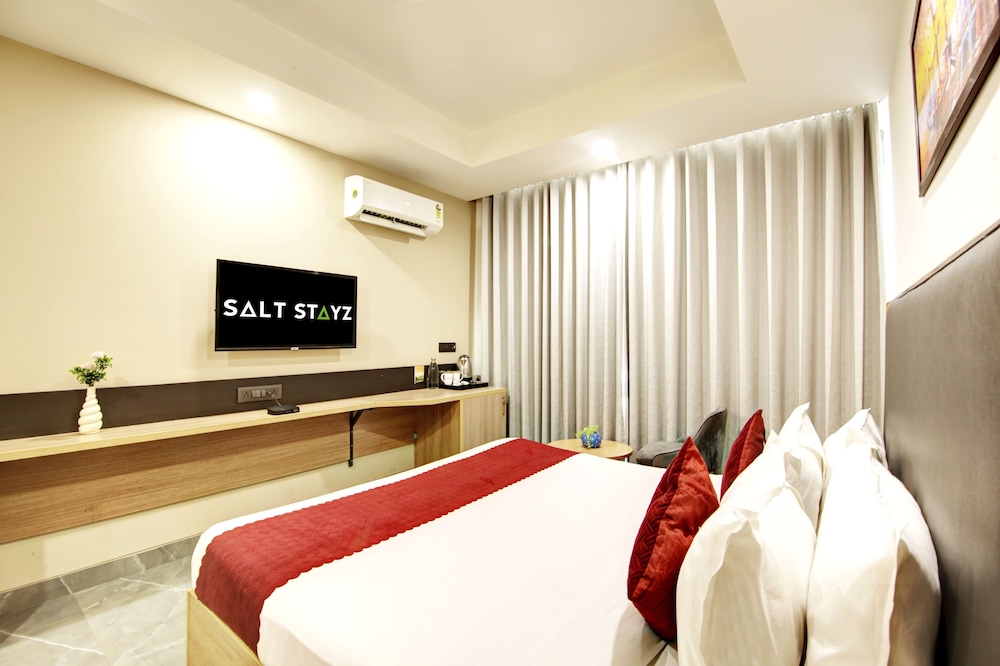 Deluxe Room with City View - Photo 11