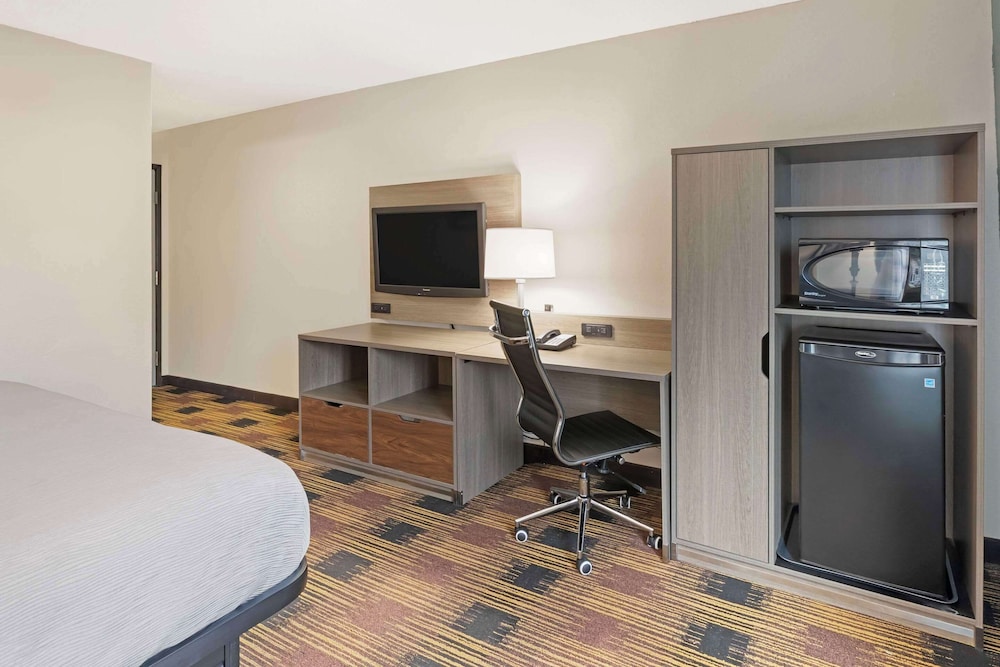 Suite, 1 King Bed, Non Smoking - Photo 2