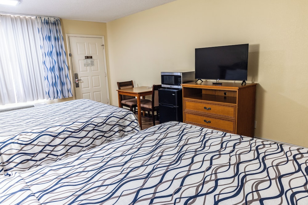 Standard Queen Room with Two Queen Beds (Non Smoking) photo 1