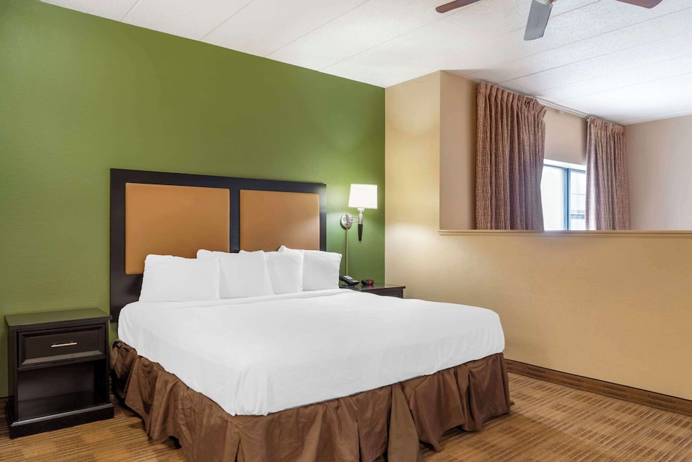 Standard Room, 1 King Bed, Non Smoking - Photo 5