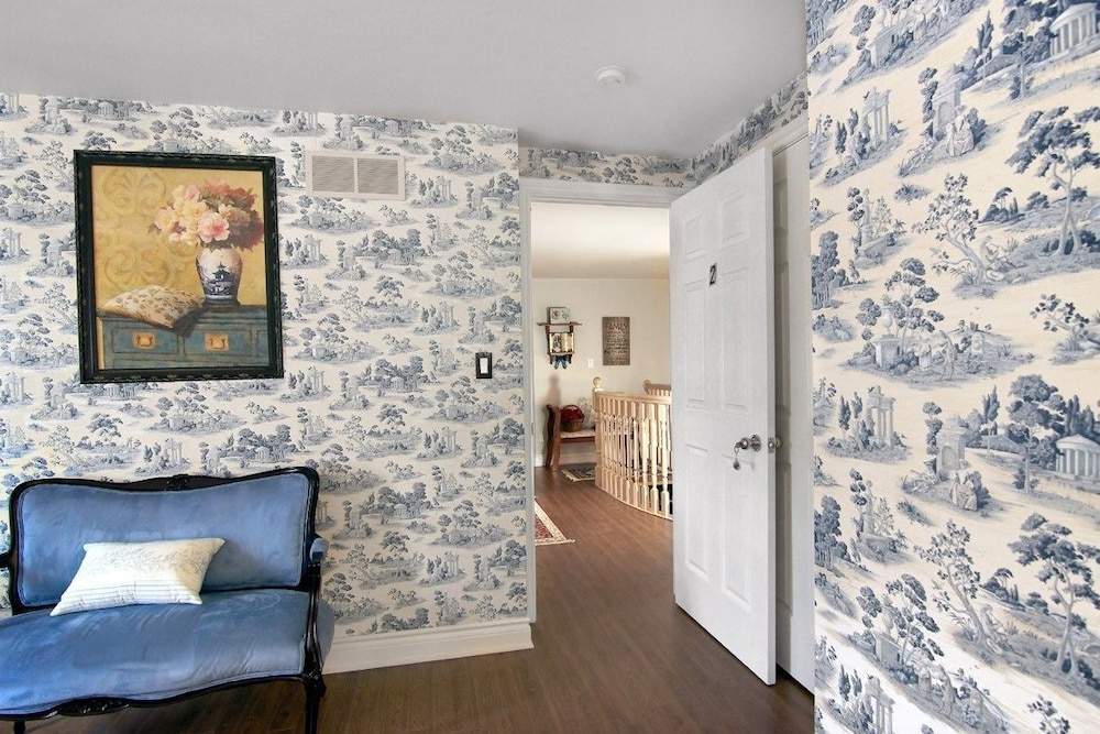 Suite 2, Queen Bed photo 2