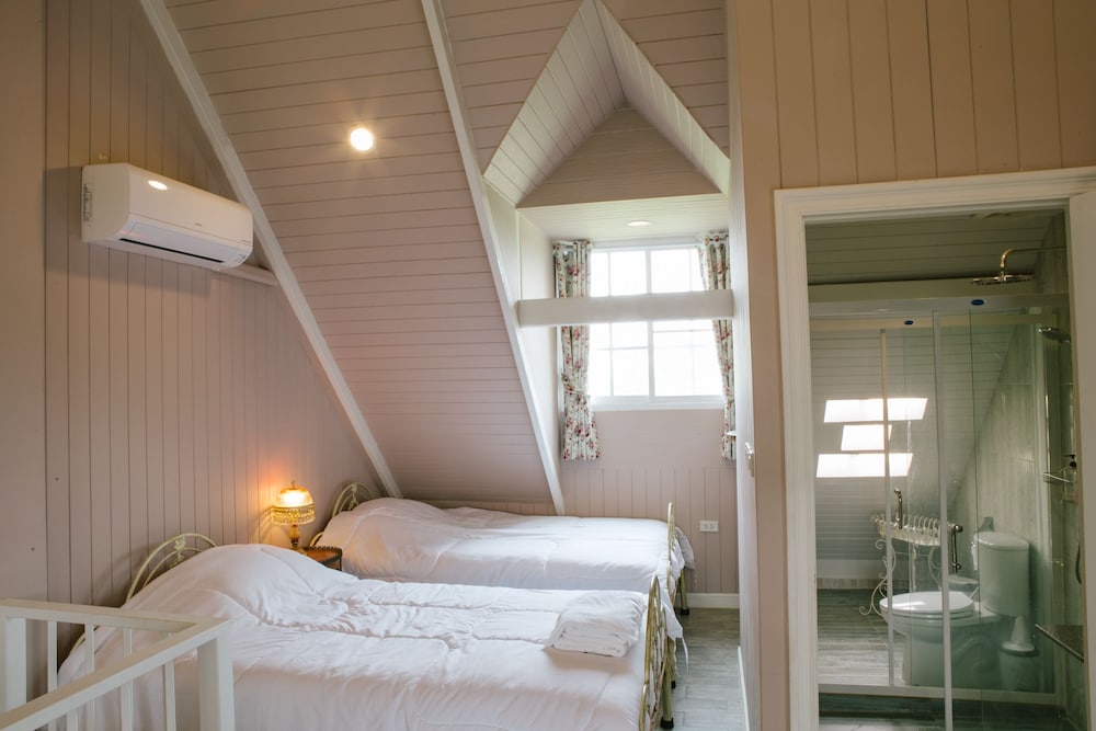 Deluxe King Suite (Lavender) photo 3