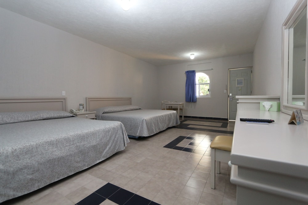 Room, 2 King Beds photo 1