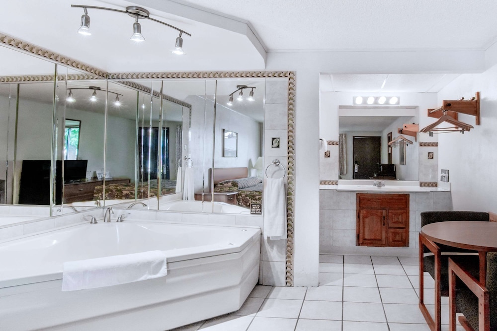 Suite, 1 King Bed, Non Smoking, Jetted Tub - Photo 1