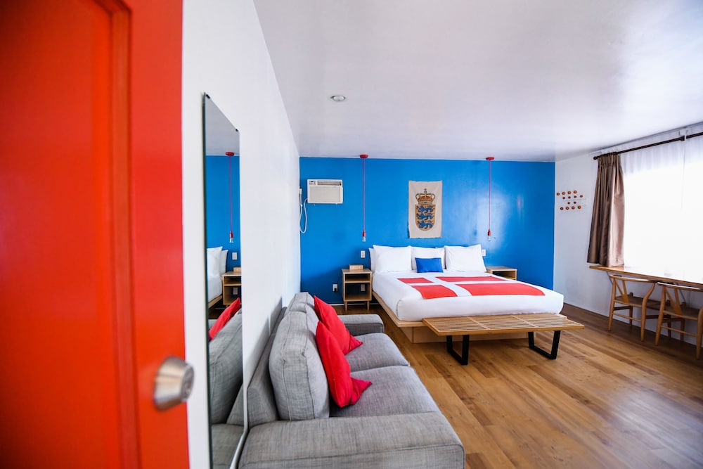 Deluxe Room, 1 King Bed photo 2
