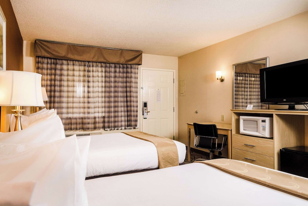 Standard Room, 2 Queen Beds, Non Smoking - Photo 2