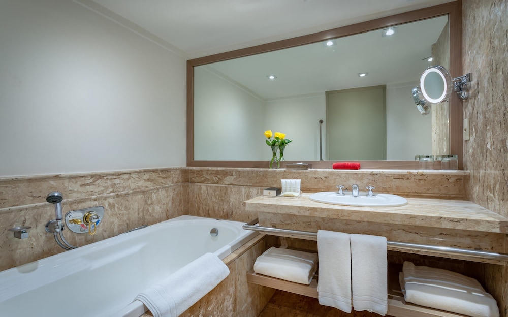 Classic Room, 1 King Bed, Accessible, Balcony (Club Lounge Access) - Photo 7