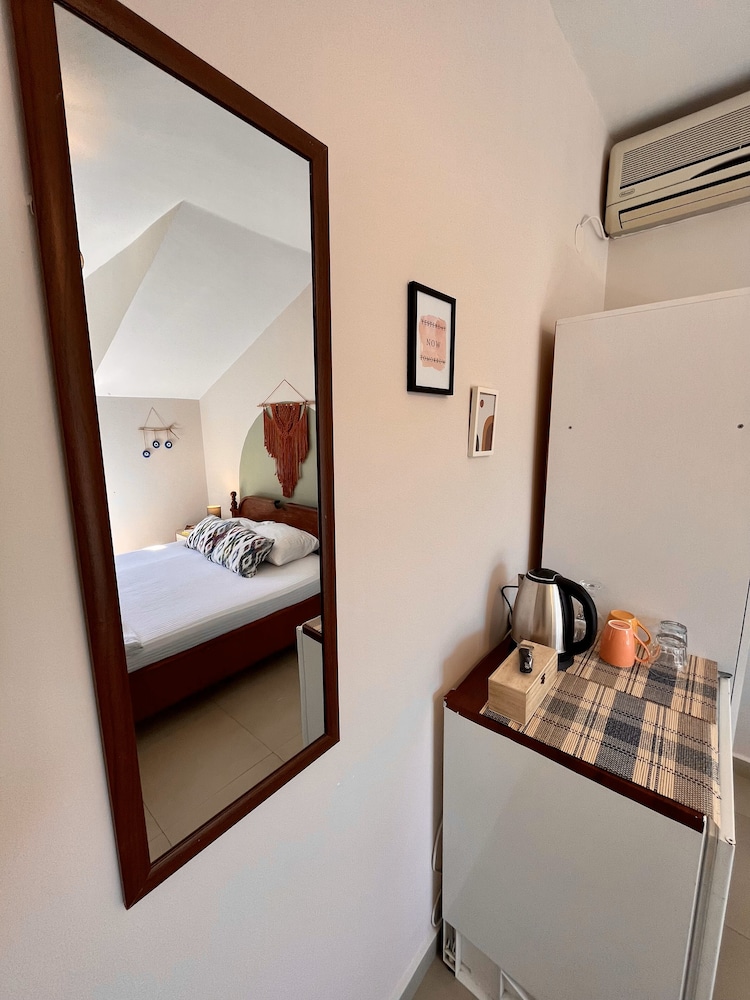 Basic Room, 1 Queen Bed, Non Smoking