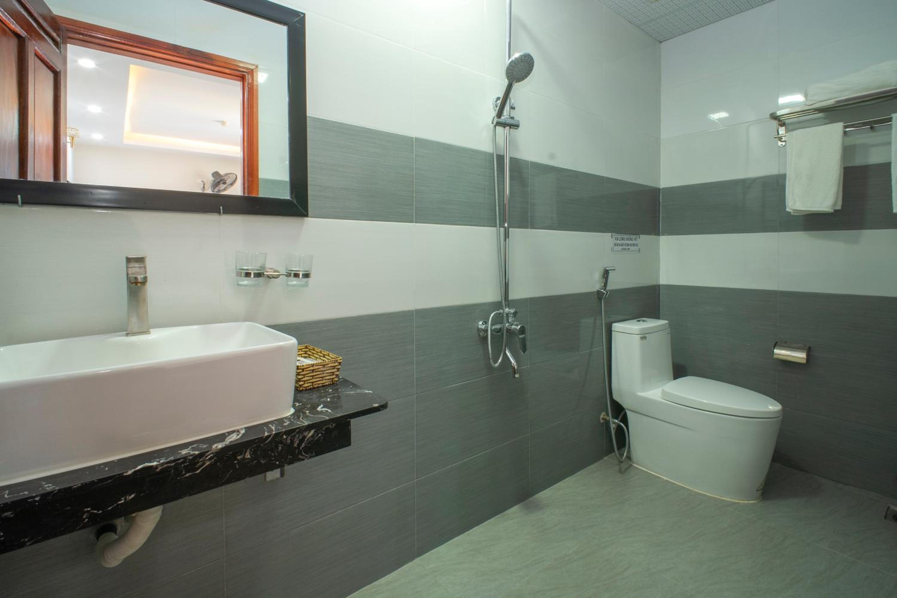 Deluxe Room (2 Adults + 1 Child) - Photo 4
