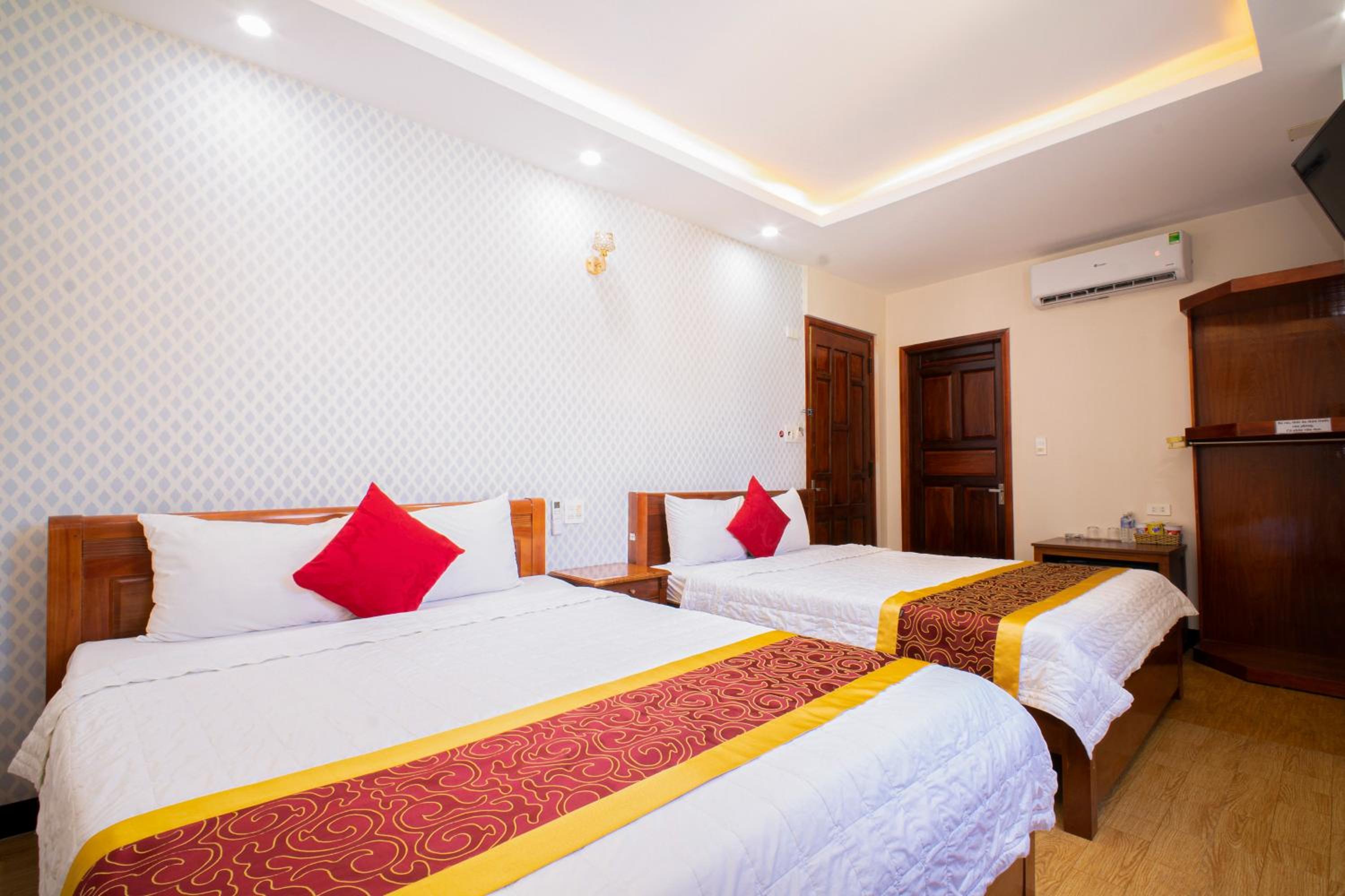 Deluxe Queen Room with Two Queen Beds - Photo 5