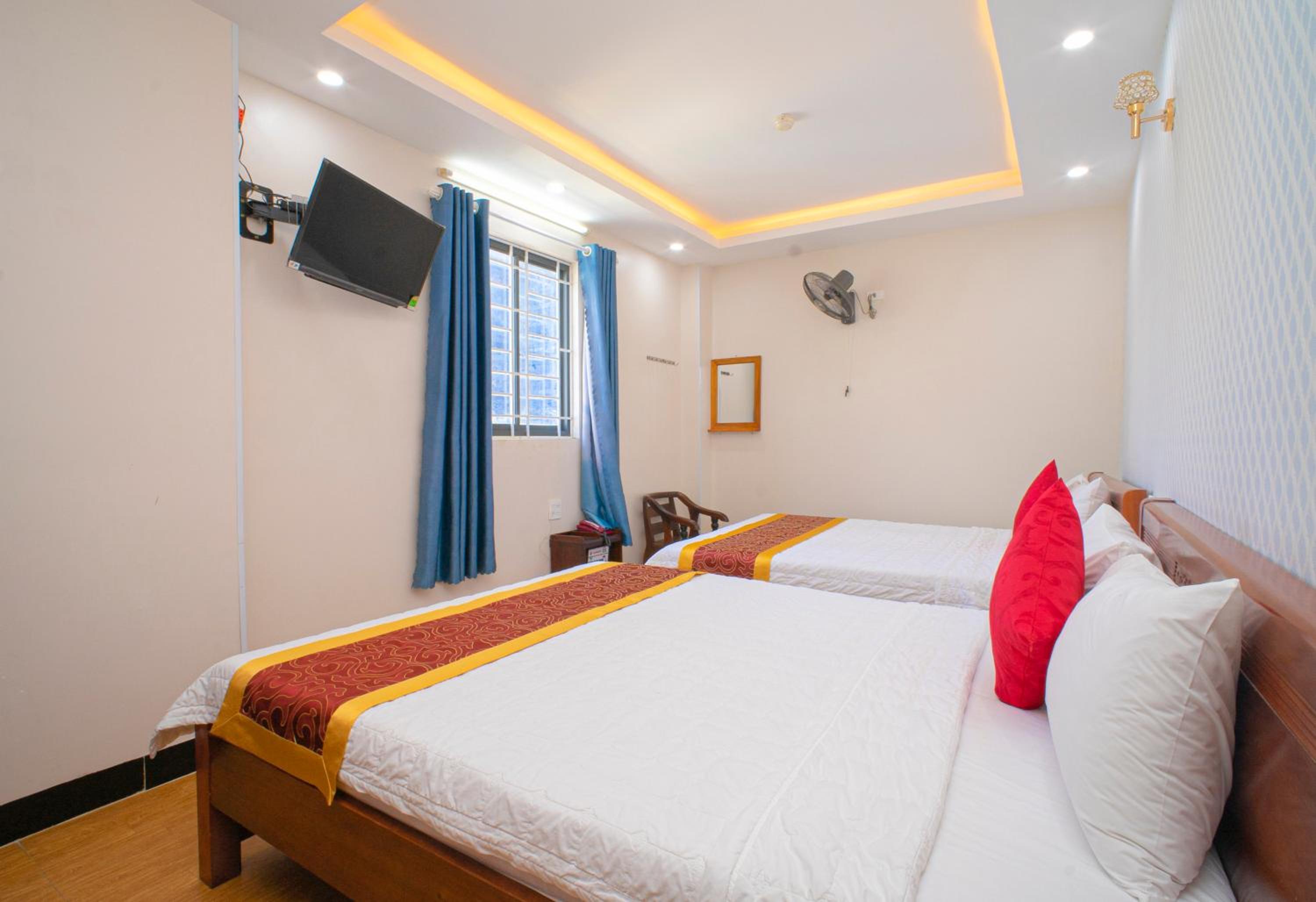 Deluxe Queen Room with Two Queen Beds - Photo 6