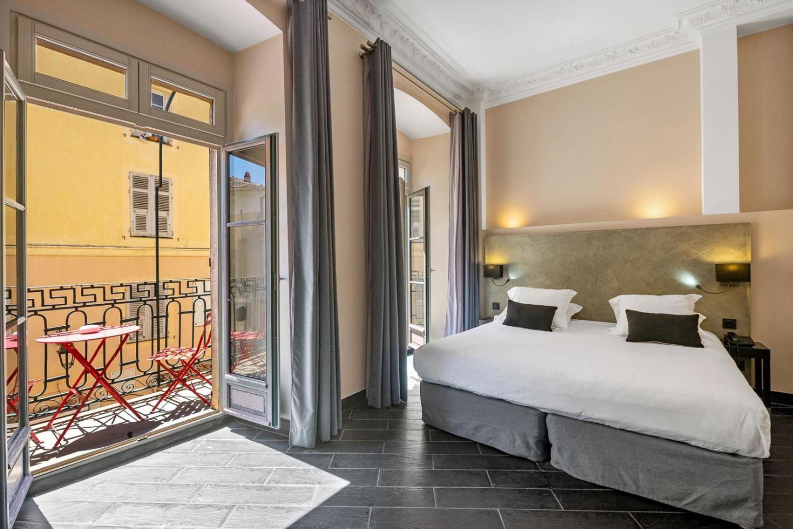 Double Room with Balcony - Photo 2