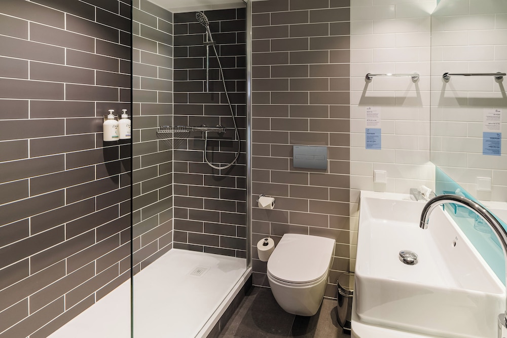 Suite, 2 Bedrooms - Photo 11