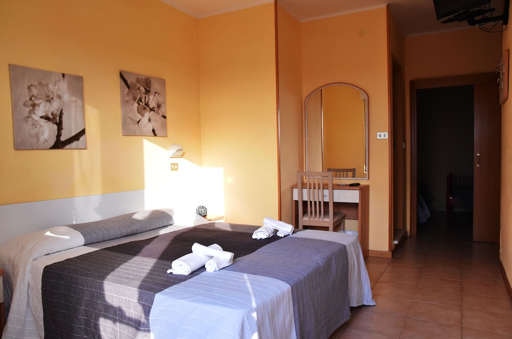 Double Room - Photo 15