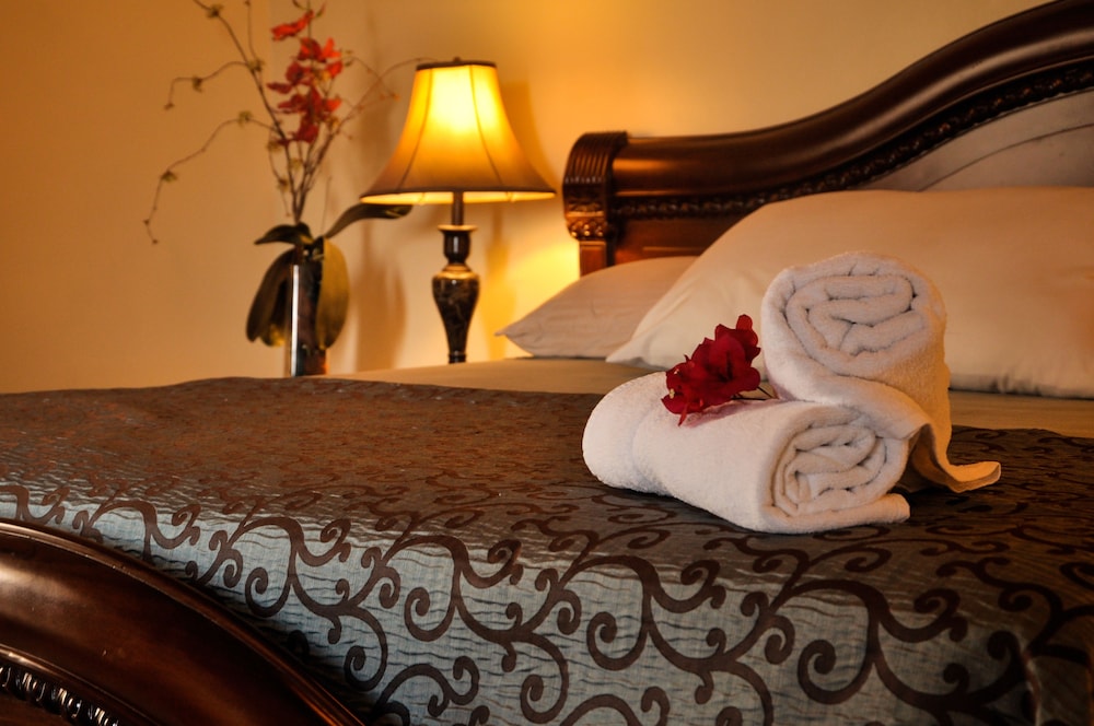 Luxury Suite, 1 King Bed, Lake View photo 2