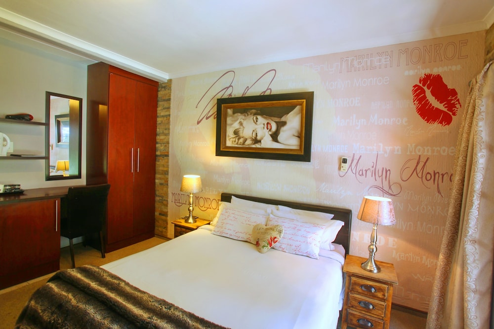 Standard Double Room, 1 Queen Bed (Marilyn Monroe) photo 1