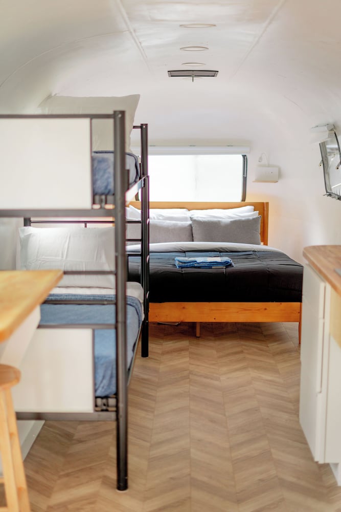 Mobile Home, Multiple Beds photo 2