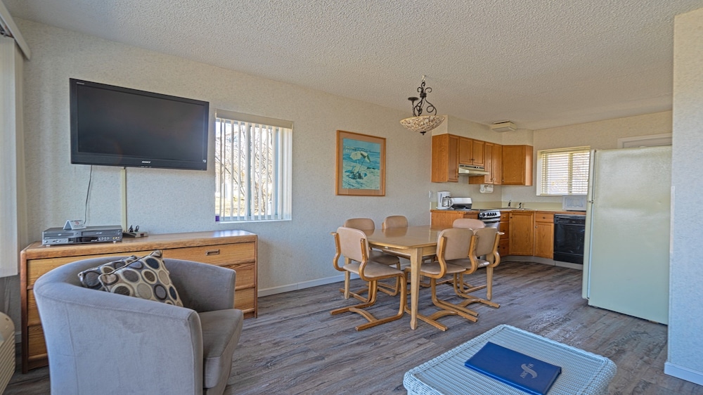 Lower Two Bedroom Two Bath Poolside photo 3