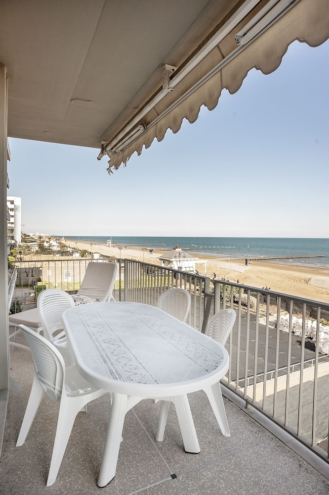 Classic Apartment, 3 Bedrooms, Kitchen, Beachfront photo 2