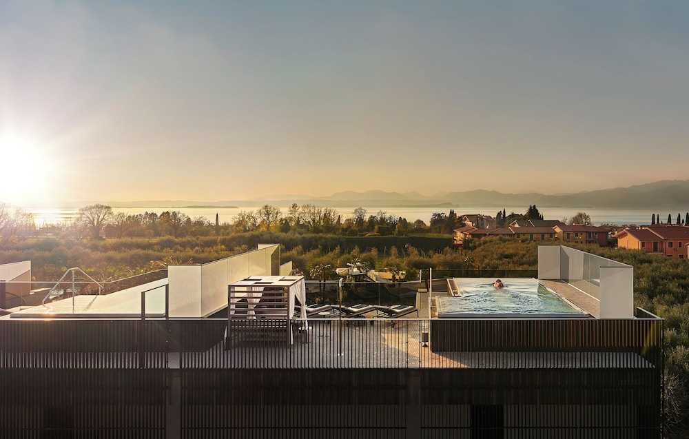 Deluxe Penthouse, Private Pool, Lake View
