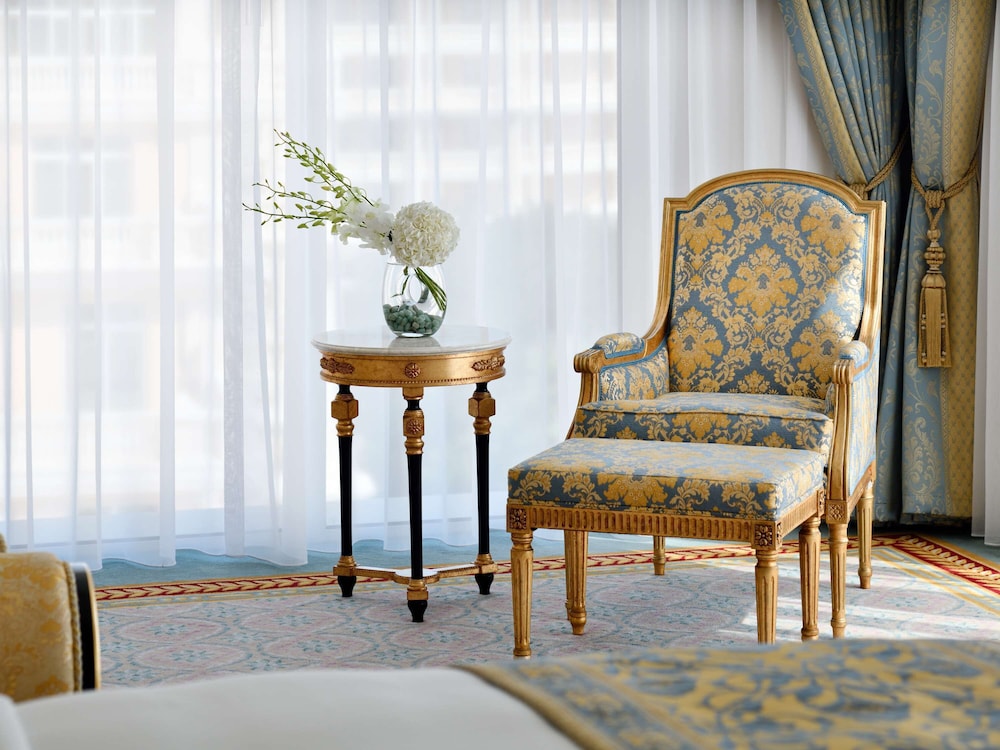 Raffles Club Palm Room, Club Lounge Access