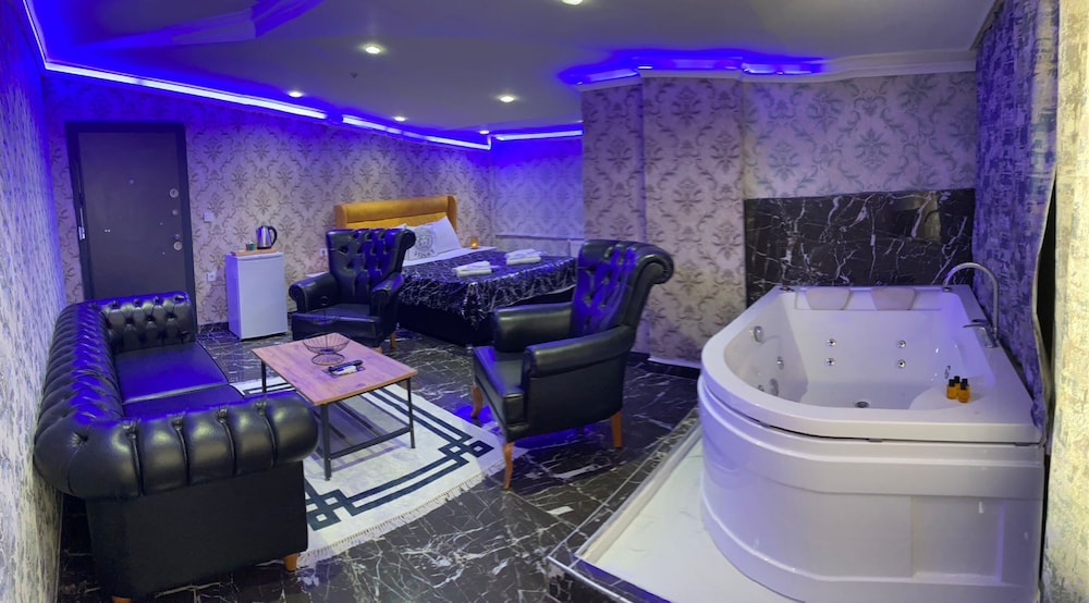 Elite Studio Suite, Jetted Tub photo 2