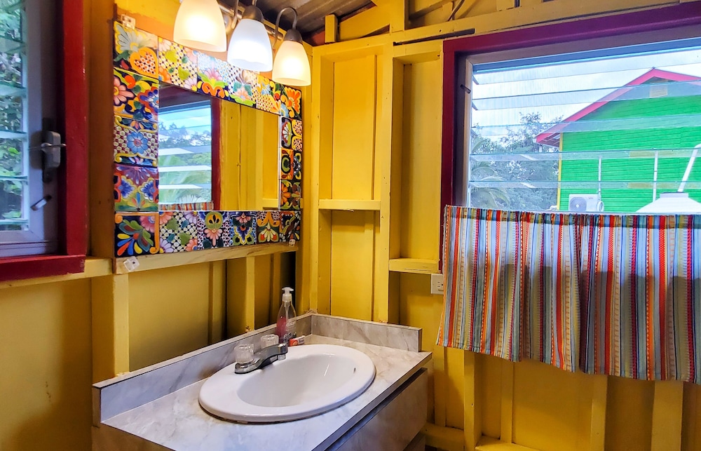 Coco Cabana - Private Ensuite Bathroom & Outdoor Rainwater Shower photo 3