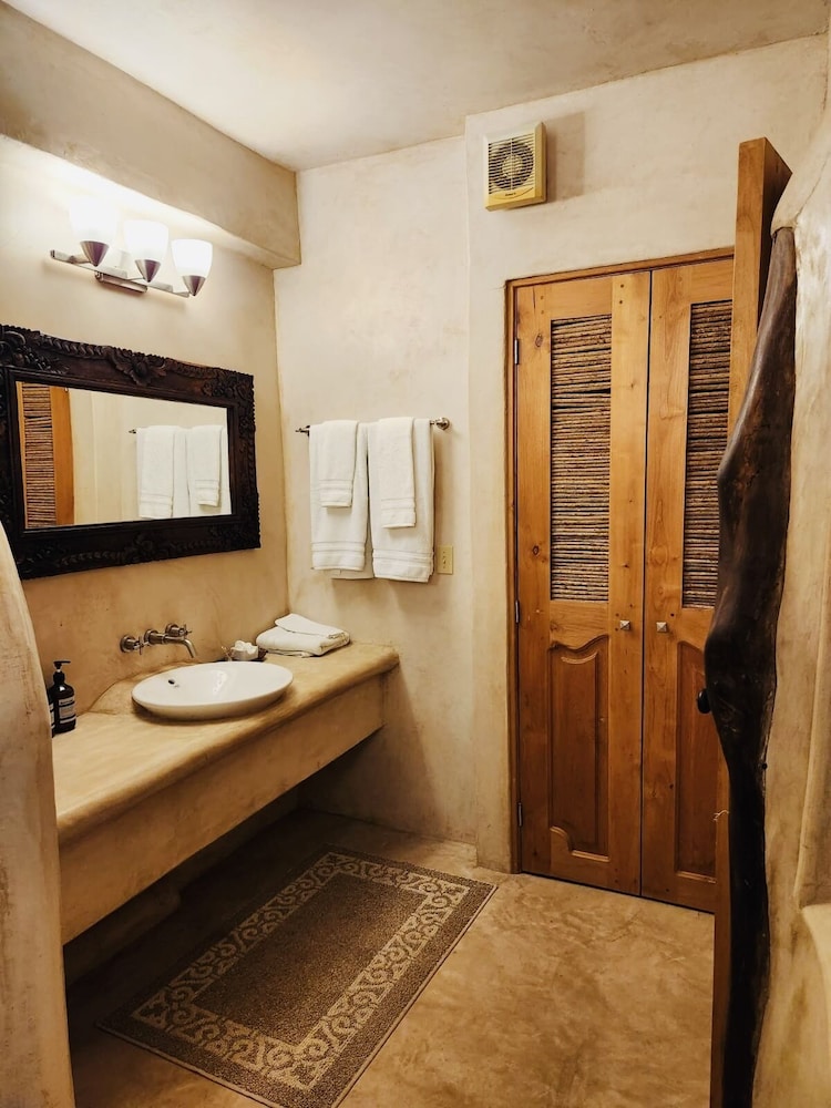Superior Suite, 1 King Bed, Non Smoking, Partial Ocean View photo 2
