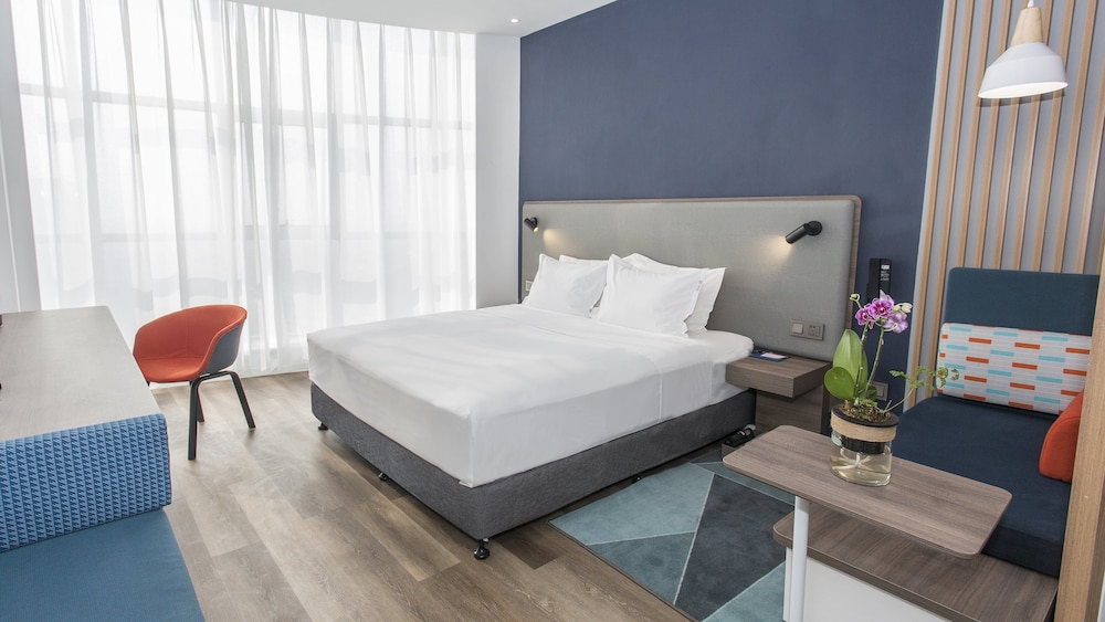 Standard Room, 1 King Bed, Non Smoking photo 3