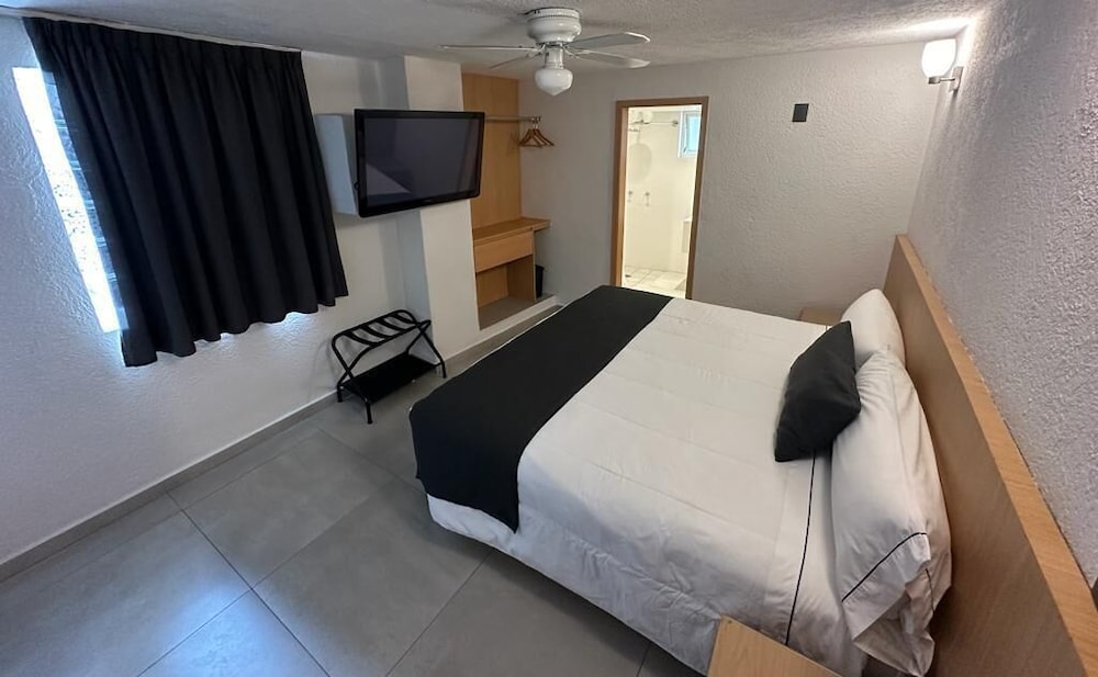 Deluxe Room, 1 King Bed photo 2