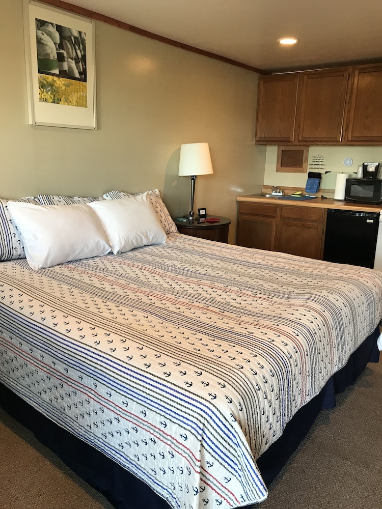 Deluxe Room, 1 King Bed, Kitchenette photo 1