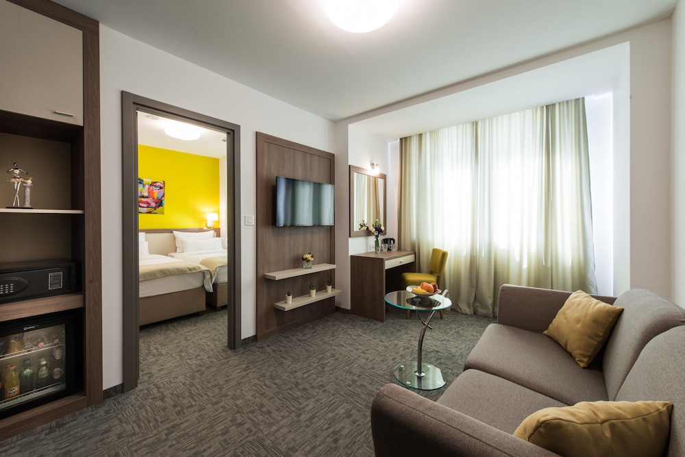 Suite, 1 Bedroom - Photo 1