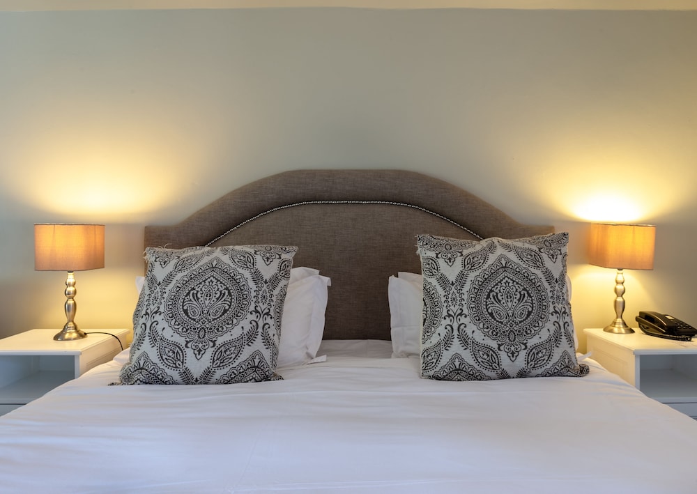 Deluxe Suite (Distant Sea View) photo 3