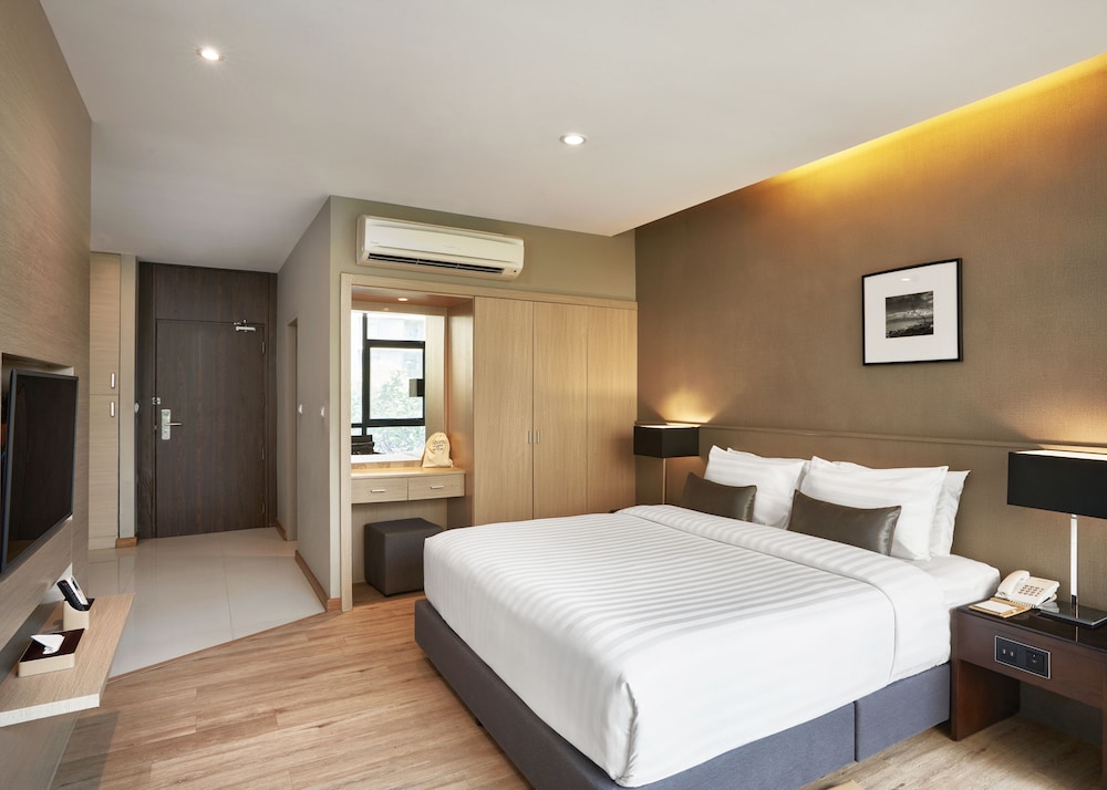 Deluxe Pool View Room with Kitchenette - Photo 2