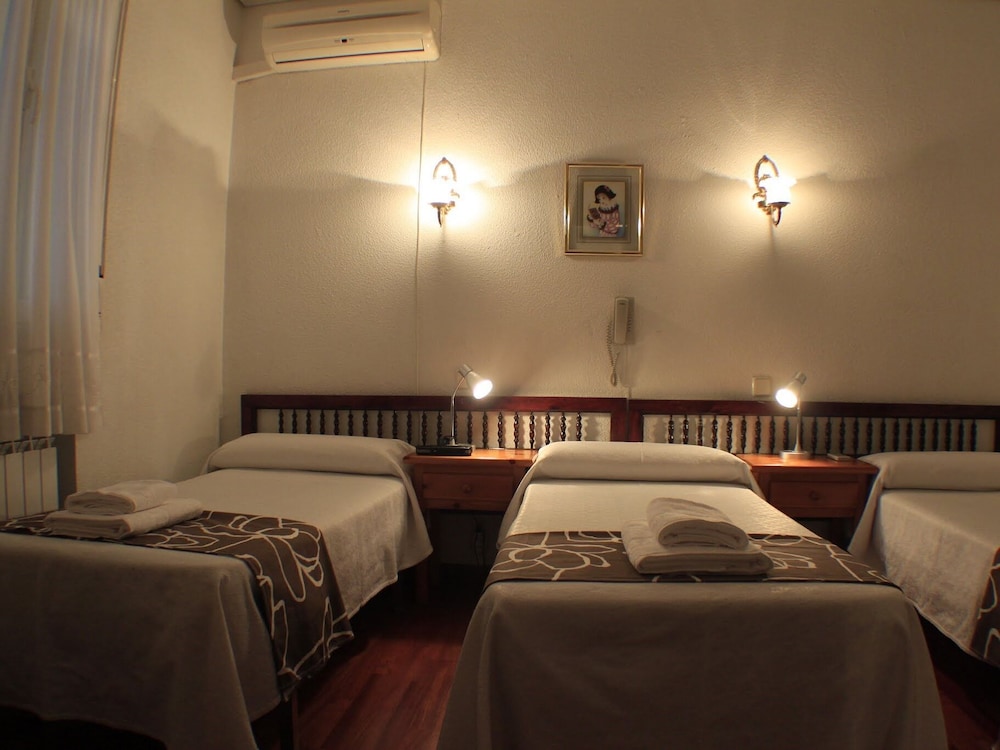 Basic Triple Room, Ensuite, City View (o al Patio) photo 3