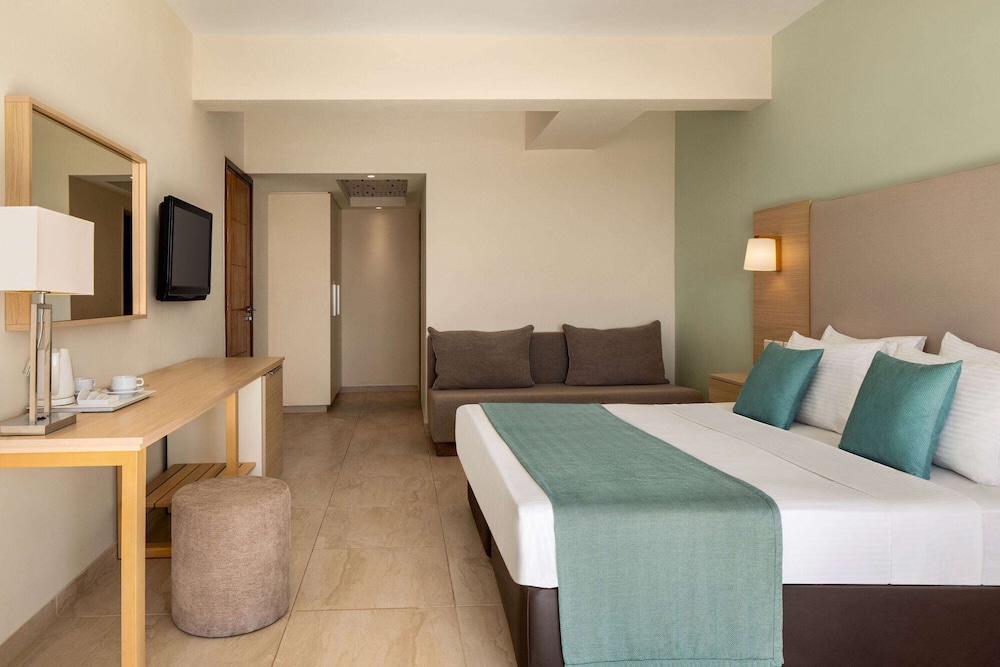Chambre, 1 très grand lit, accessible aux personnes à mobilité réduite, vue ville